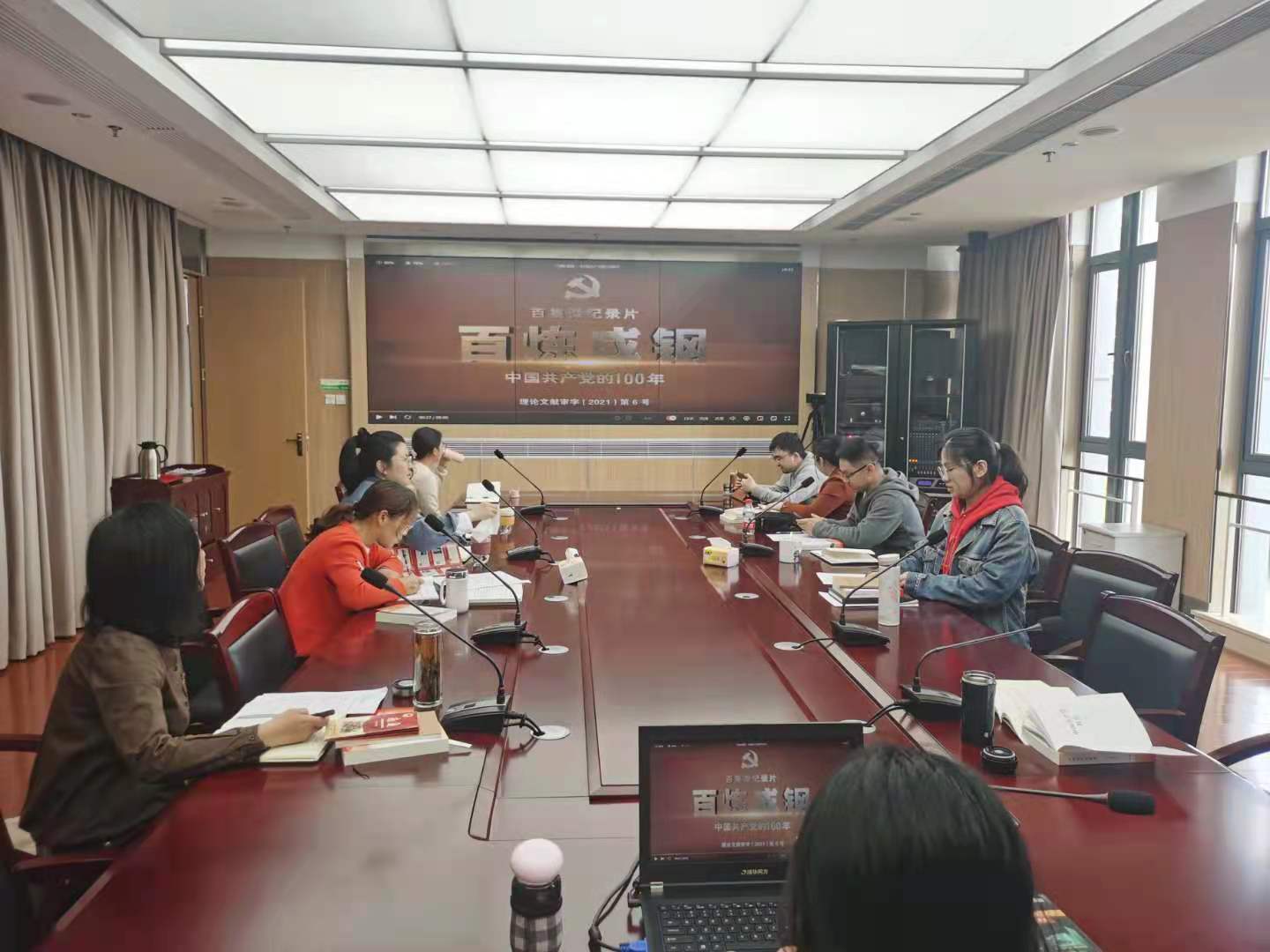 观看党史纪录片.jpg
