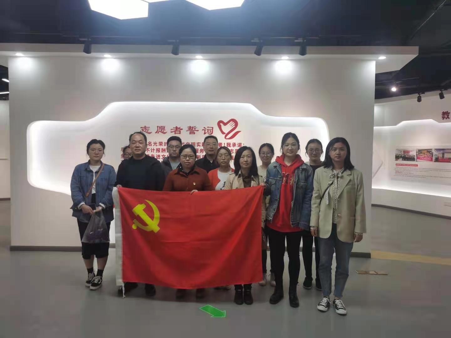 参观海门史展厅.jpg