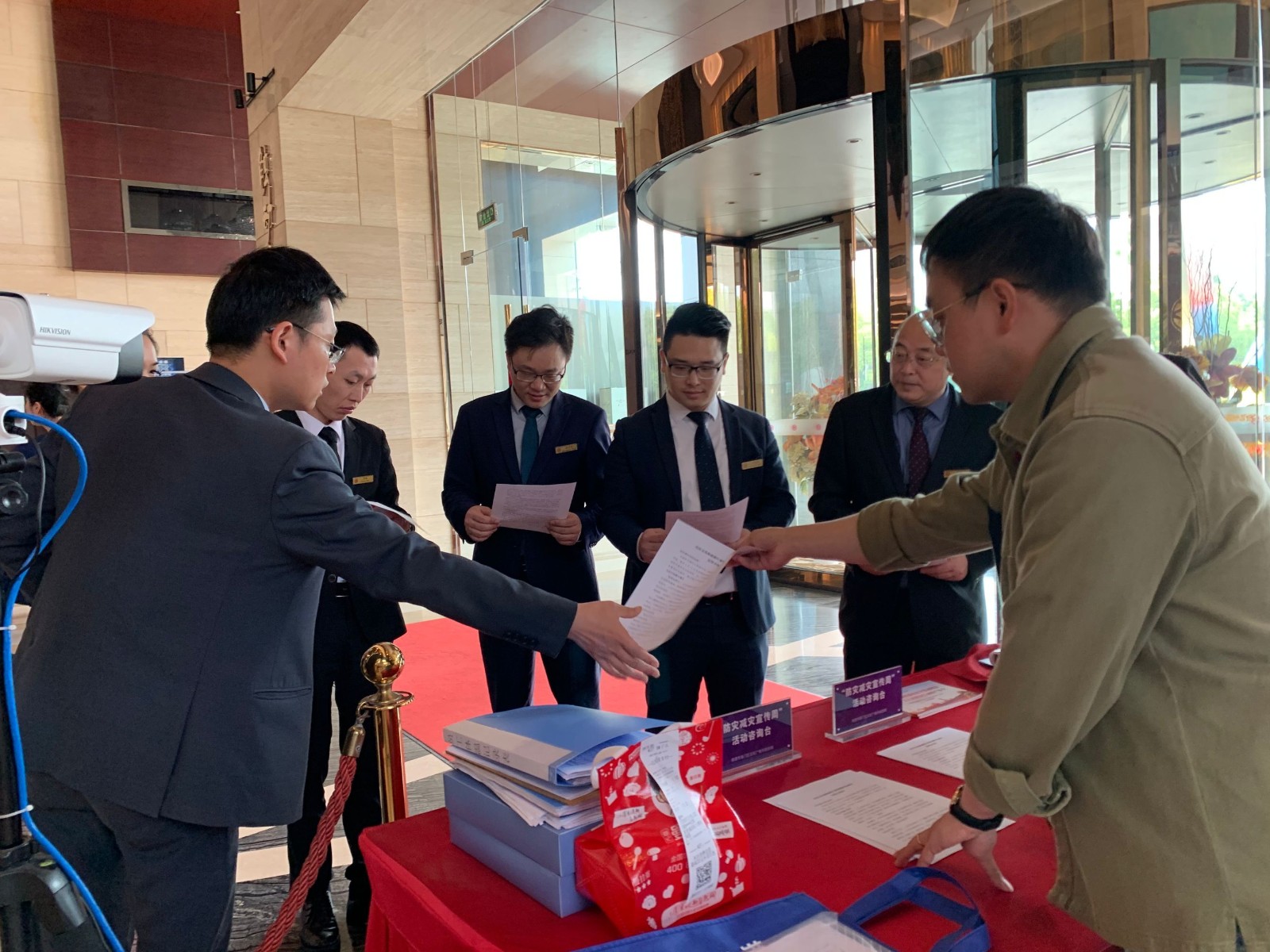 咨询台、发放宣传小知识.jpg