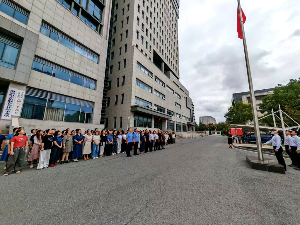 升旗仪式_副本.jpg 升旗仪式_副本.jpg