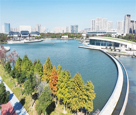 斑斓叶色染湖畔