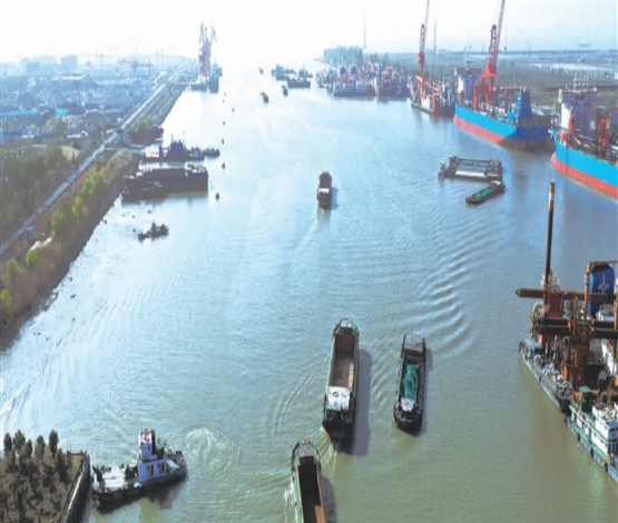 新江海河船闸运输忙