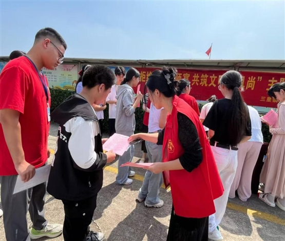 文明毕业季 笔墨寄深情——三星镇开展毕业季文明实践宣传活动