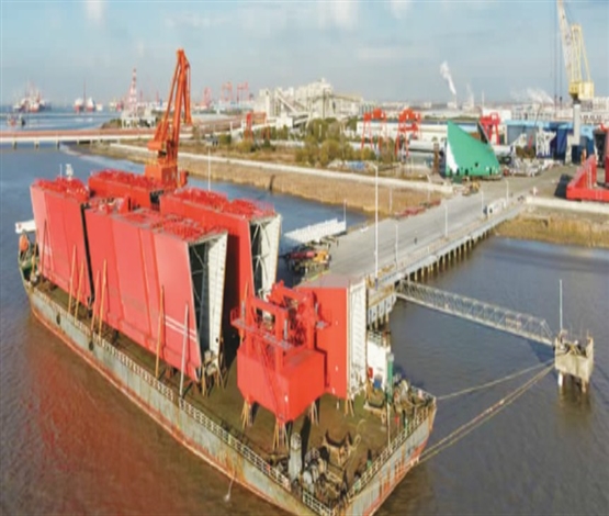 上海建工钢构交付1600吨级龙门吊