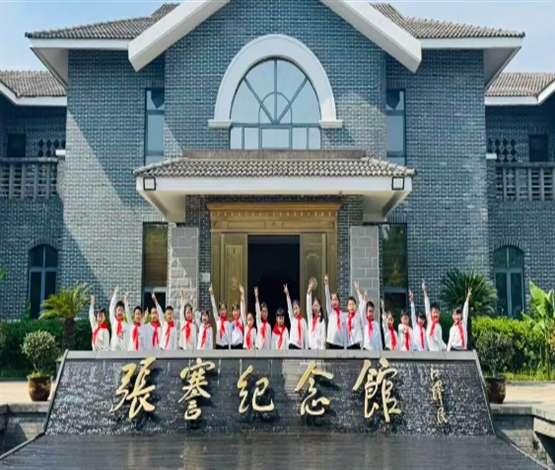 红领巾靓起来 第一实小开展红领巾寻访活动