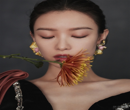倪妮穿深V宫廷风礼裙