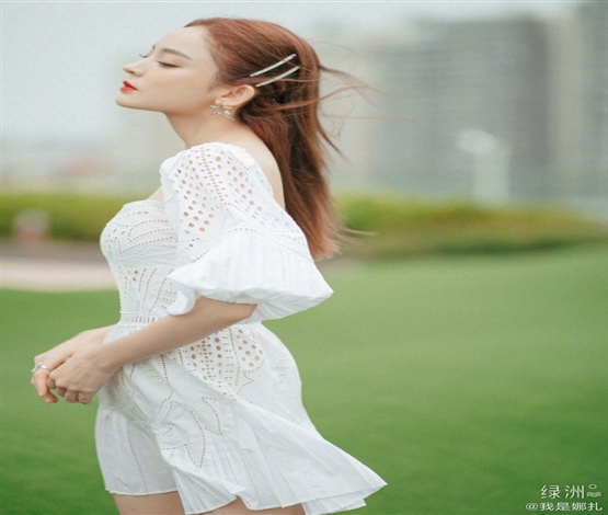 古力娜扎身着白裙 躺草坪上春意盎然
