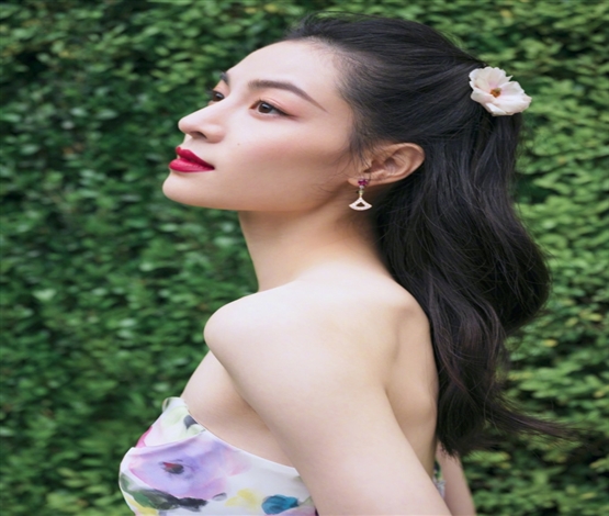 钟楚曦红毯凌厉港风美人姿态