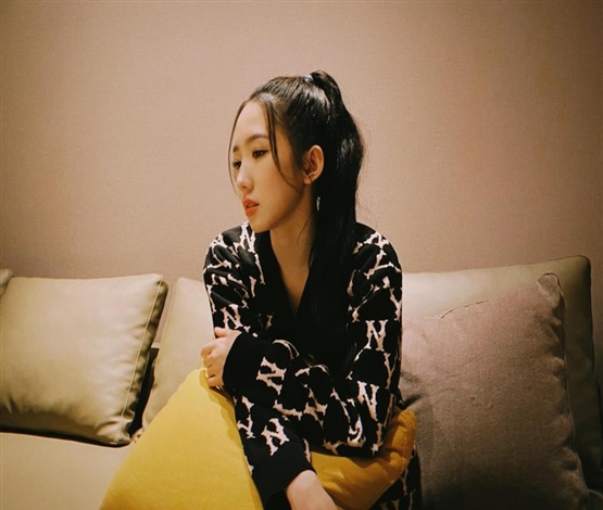 孟美岐与向日葵同框