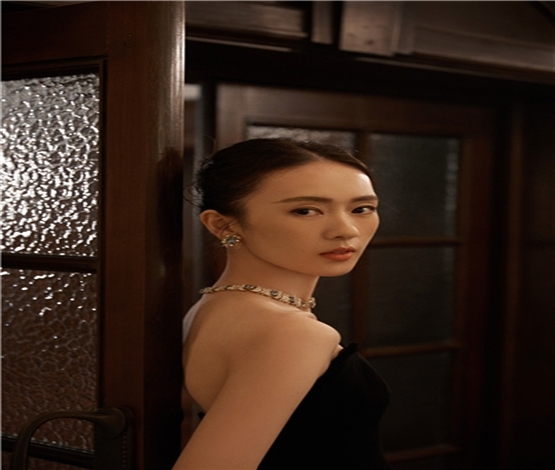 童瑶身着黑色假面礼服