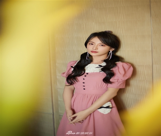 张嘉倪粉色氛围写真少女感足