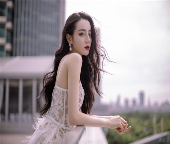 迪丽热巴黑色长卷发