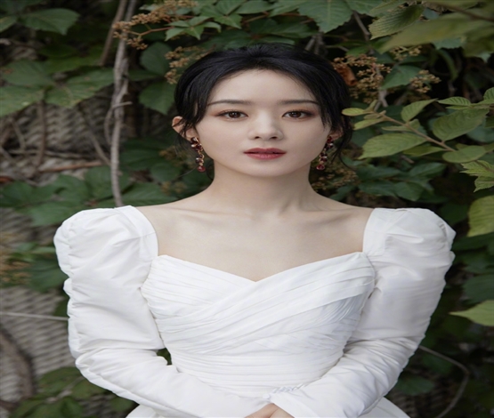 赵丽颖白裙红发带俏丽清新