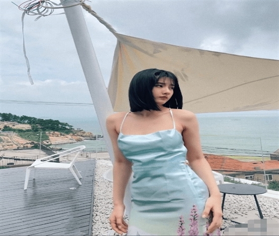 宋祖儿海边简约穿搭少女感十足