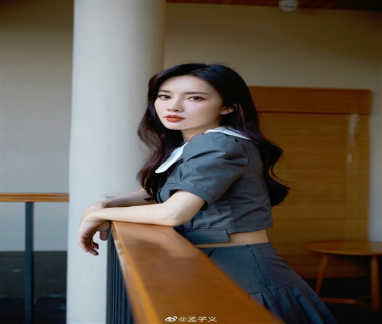 孟子义长发造型