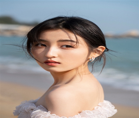 张子枫穿白色抹胸裙