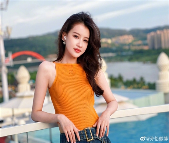 孙怡晒出游照 长靴短裙身材好！