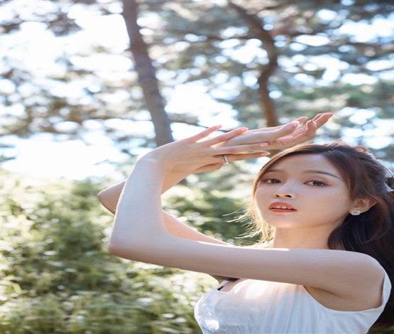 吴宣仪身着白色短裙 卷发造型更可爱