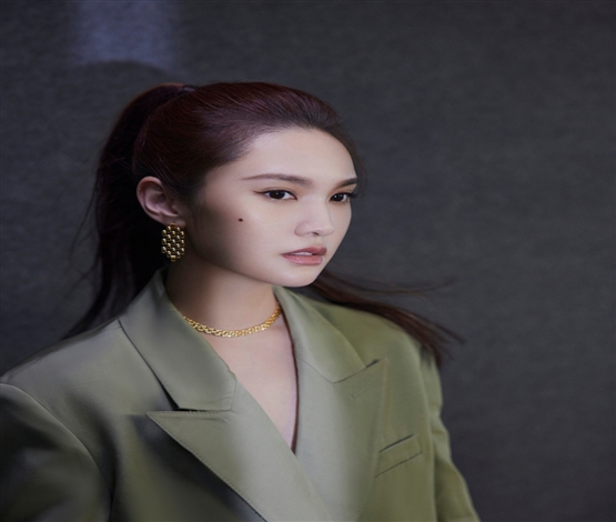 杨丞琳穿绿色西装 高扎马尾又酷又飒