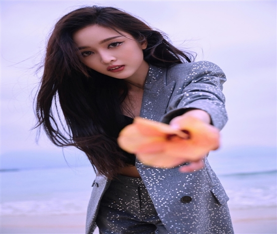 吴宣仪身着西服长发造型更靓丽