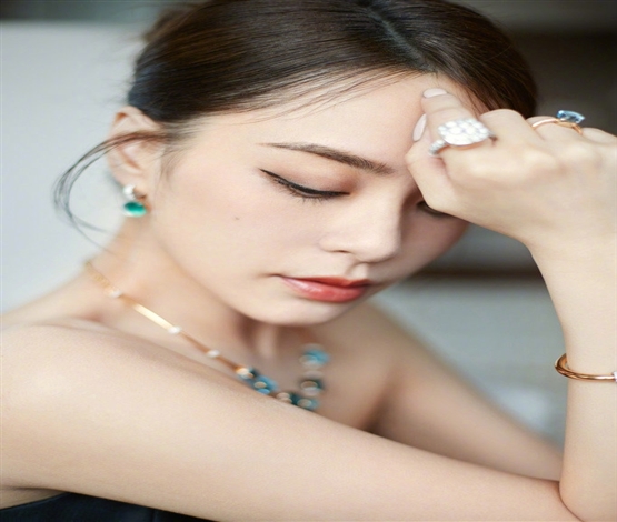阿娇钟欣潼黑裙千金造型