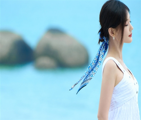 李一桐蓝色发带搭配白裙