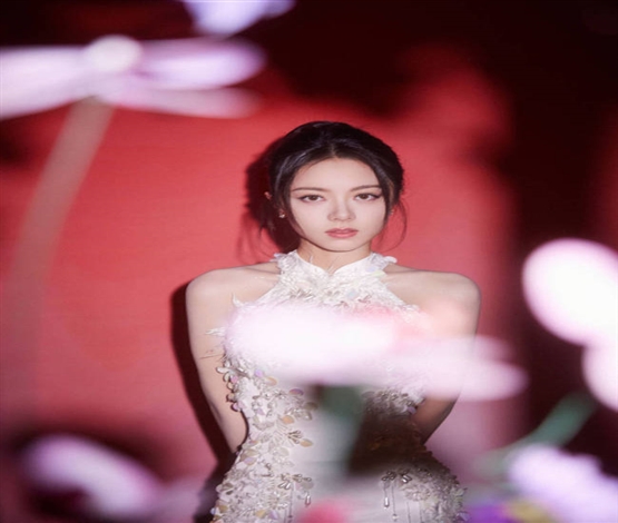 女星赵今麦穿白旗袍写真