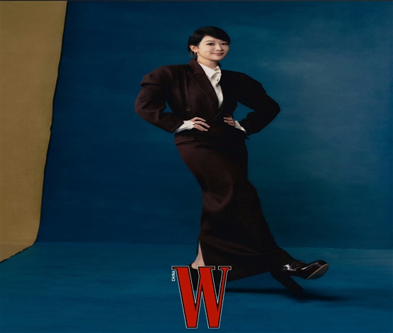 杨紫光影初心主题大片 复古光影映照优雅…