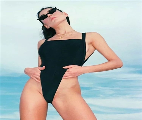 高级的泳衣，一定是纯色的！