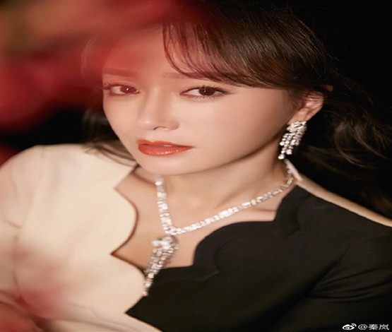 秦岚雪肤红唇艳光四射