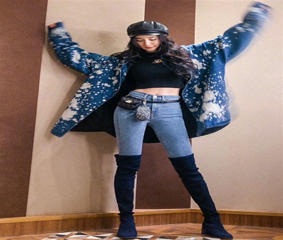 杨幂穿黑色短款内搭露蛮腰 牛仔裤搭高跟靴