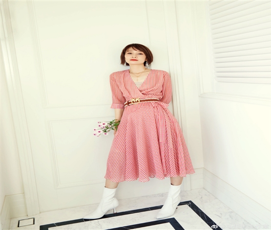 马伊琍精致短发青春明媚 格纹长裙温柔可人