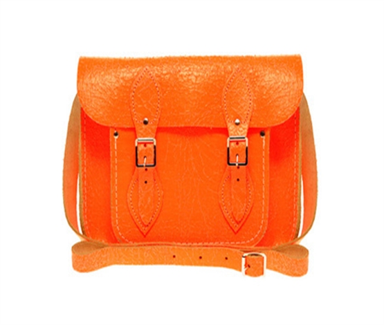 荧光剑桥包配搭裂痕 玩转怀旧风