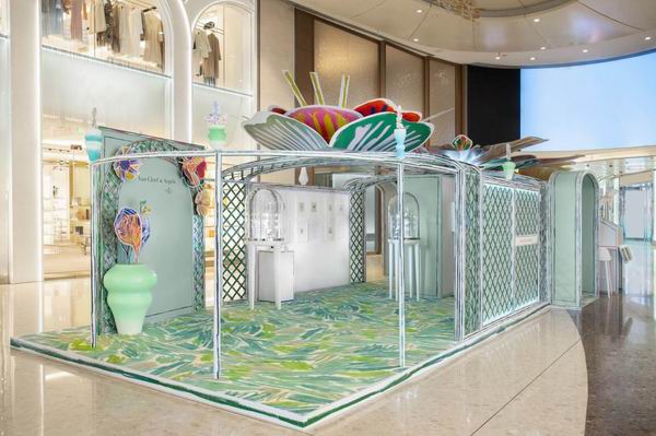 “梵克雅宝春之花园”限时体验空间