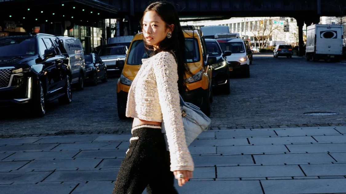 JENNIE与Dua Lipa演绎香奈儿25手袋广告