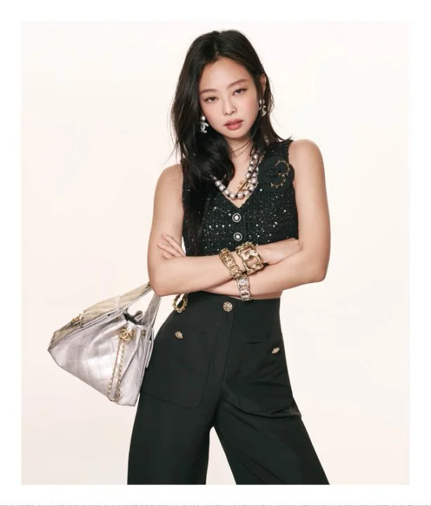 JENNIE与Dua Lipa演绎香奈儿25手袋广告