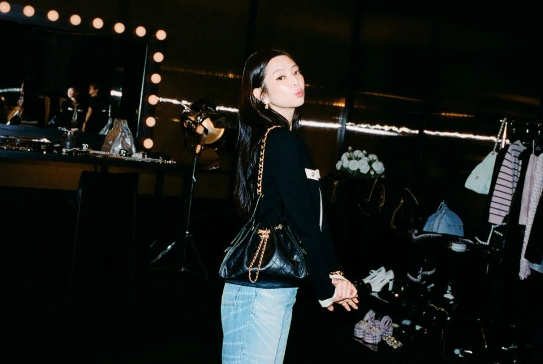 JENNIE与Dua Lipa演绎香奈儿25手袋广告